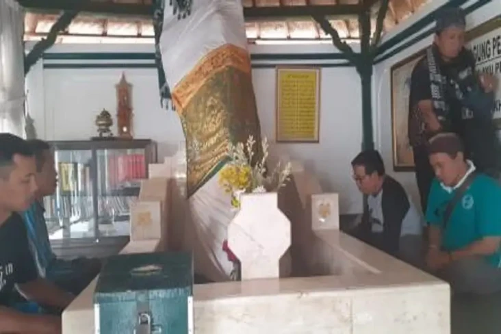 Kisah Raden Ayu Siti...