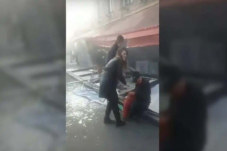 Terima Paket Isi Bom,...