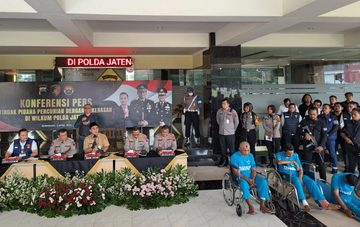 Respons Perampokan di...