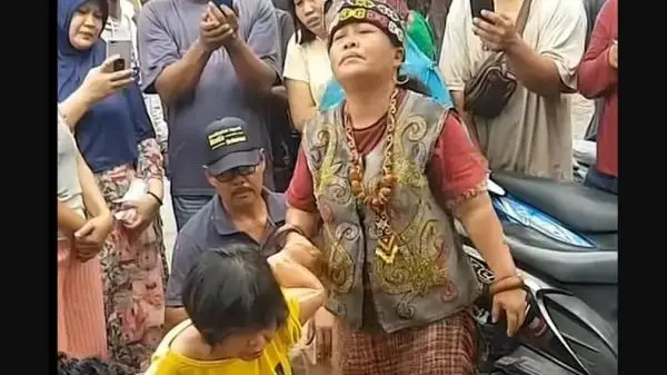 Profil Ibu Ida Dayak,...