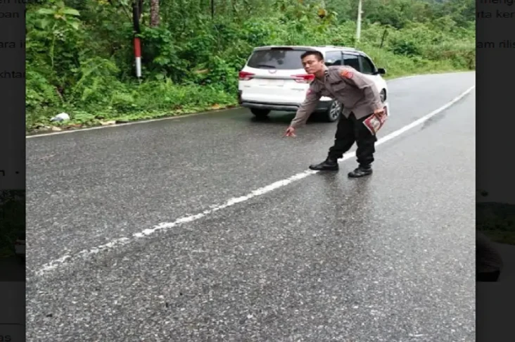 Terpeleset karena Jalan...
