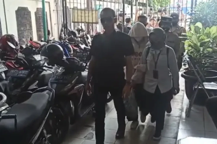 Dituntut 4 Tahun Penjara,...