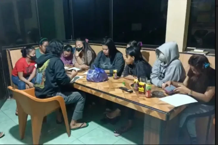 Gerebek Pesta Miras...