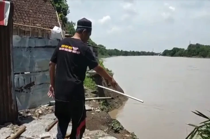 Tebing Sungai Bengawan...
