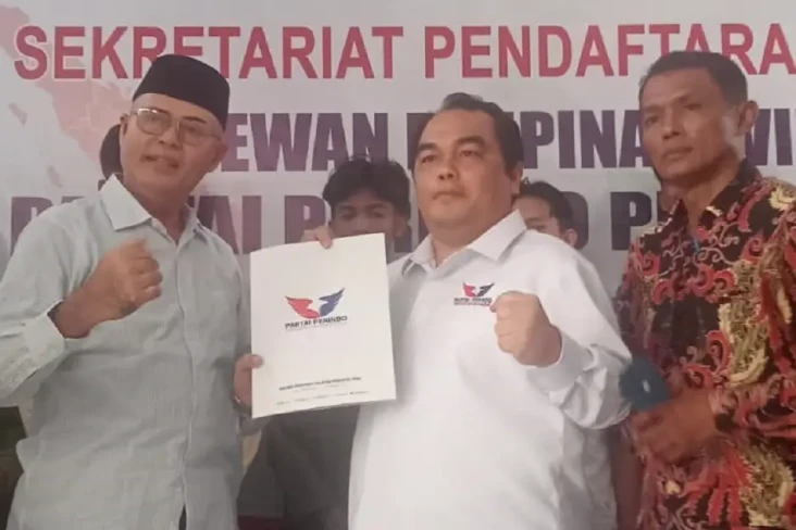 Diantar Puluhan Pemuda,...