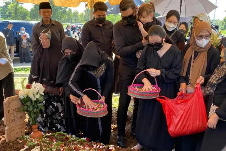 Jenazah Ayah Dikebumikan,...