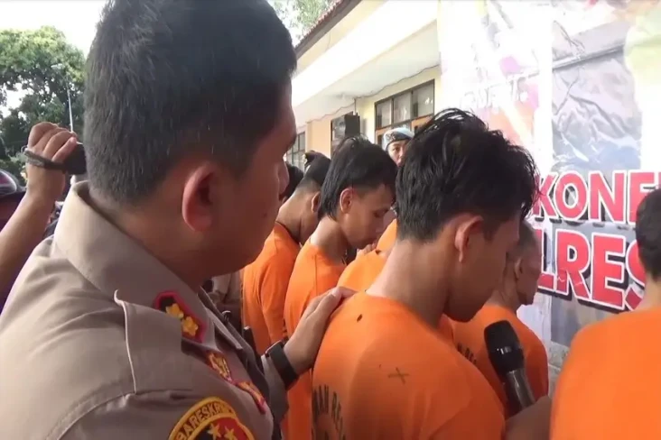 Main Hakim Sendiri hingga...