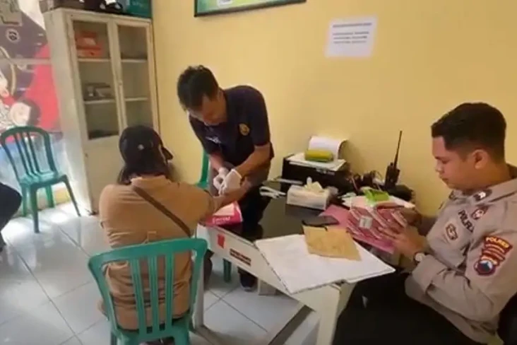 Petugas Mulai Ambil...