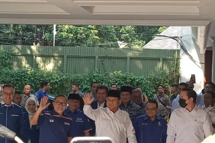 Zulhas Sambangi Rumah...