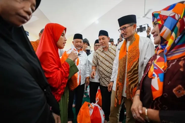 Sandi Dikalungkan Syal...