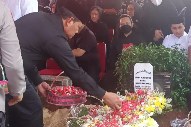 Hadiri Pemakaman Istri...