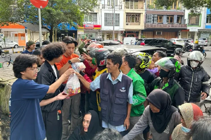 Tebar Keberkahan Ramadan,...