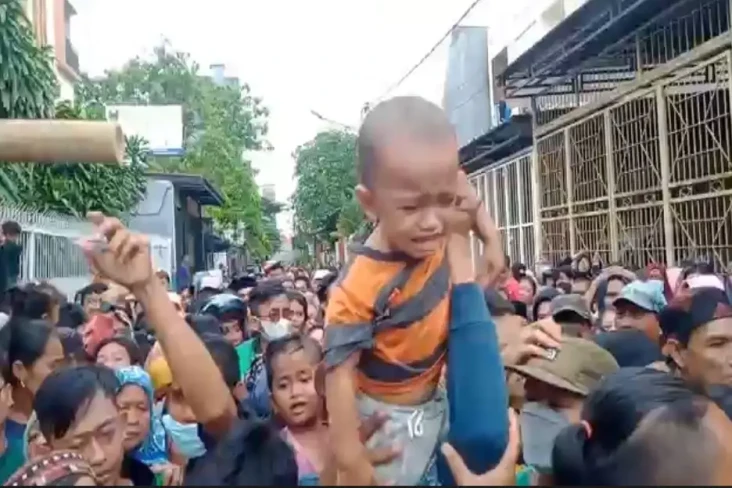 Ricuh! Ribuan Orang...
