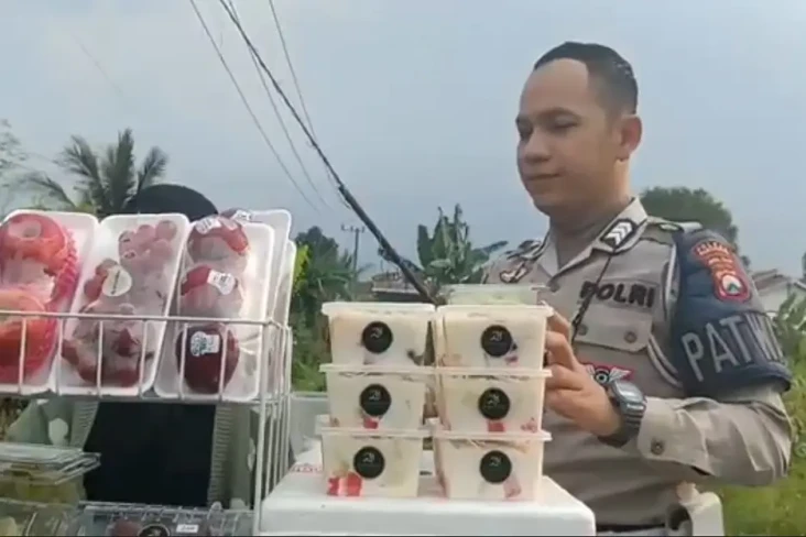 Polisi Penjual Salad...