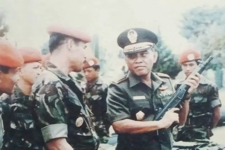Sisi Lain Benny Moerdani,...