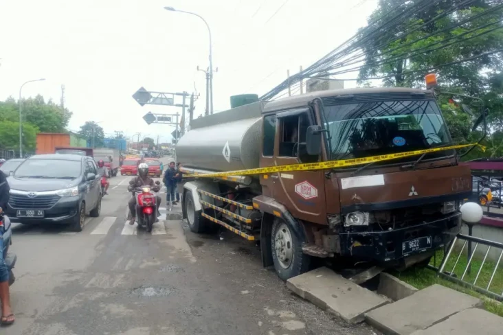 Truk Tangki Air Tabrak...