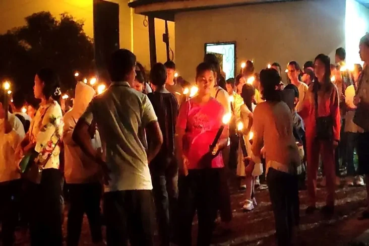 Meriah! Pawai Obor Paskah...