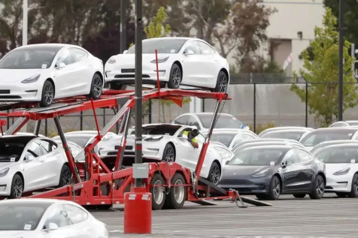 Tesla Pangkas Harga...