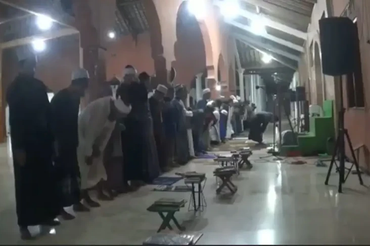 Salat Tarawih 8 Jam...