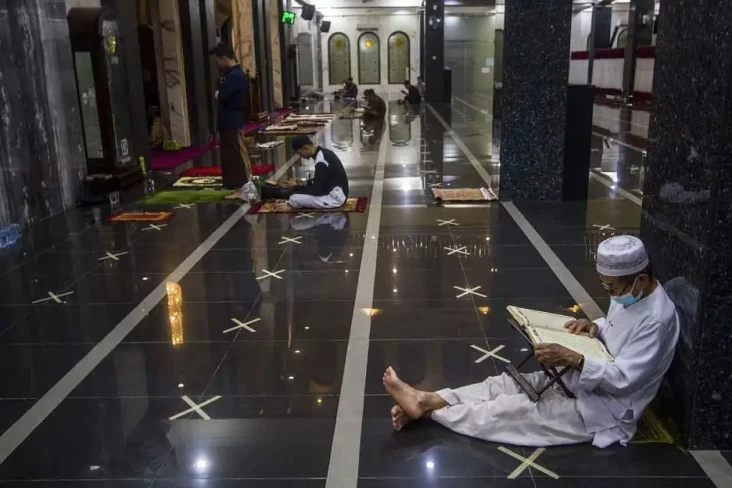 Itikaf di Masjid, Ahli...