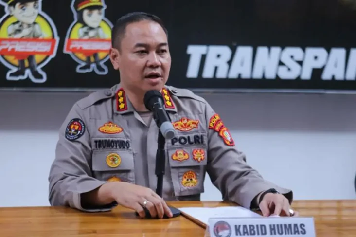 Polisi Kantongi Identitas...