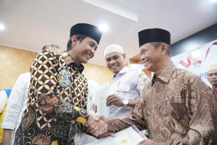 Wamen ATR/BPN Serahkan...