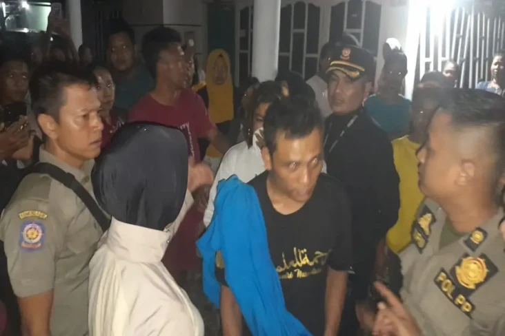 Asyik Lucuti Baju saat...