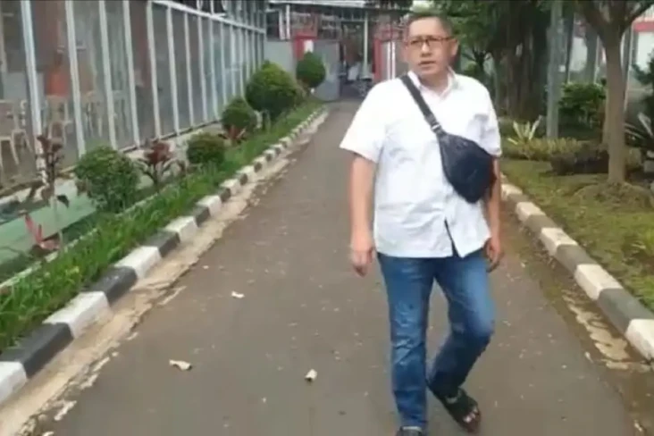 Kenakan Jin Biru dan...