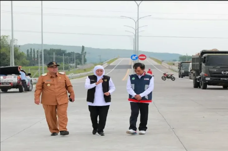 Tinjau Tol Paspro, Khofifah:...