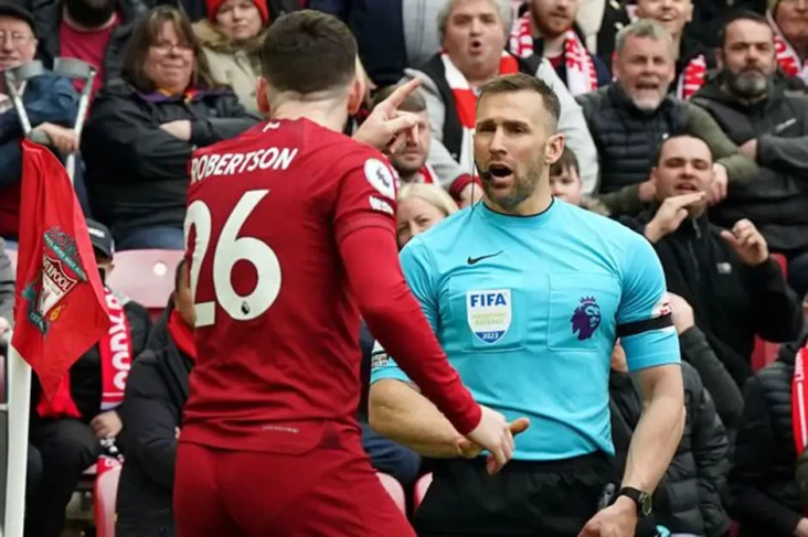Sikut Wajah Pemain Liverpool,...