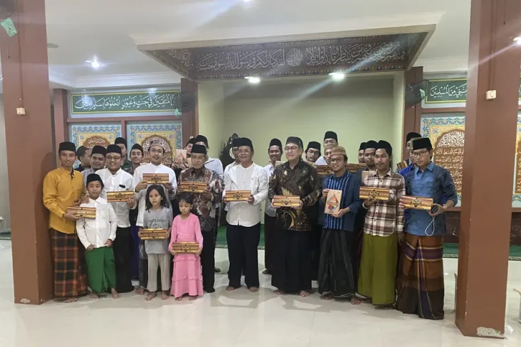 Perindo Bagikan Sarung...