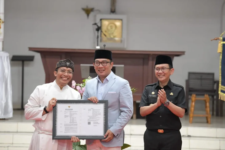 Ridwan Kamil Serahkan...