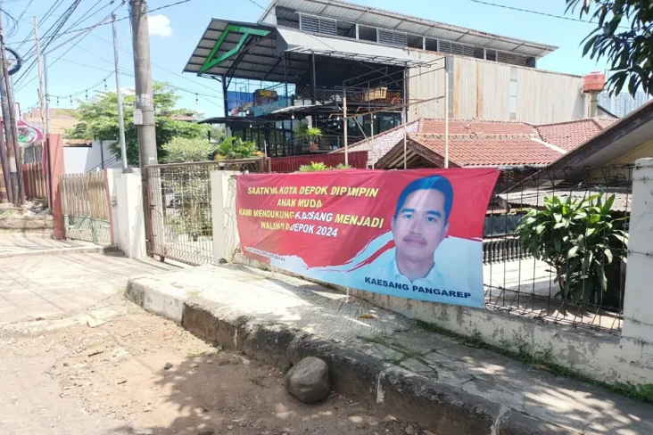 Spanduk Kaesang Pangarep...