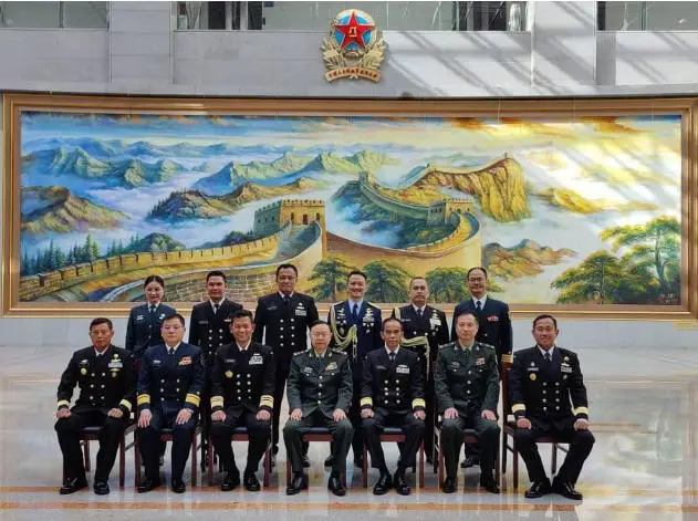 Rektor Unhan RI Beri...