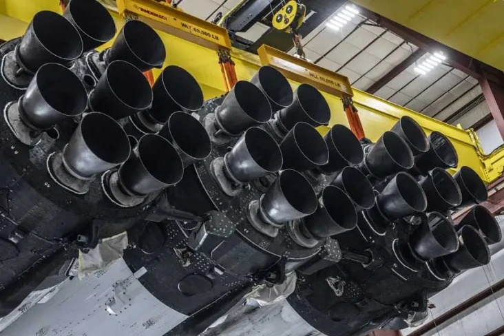 SpaceX Pamerkan Roket...
