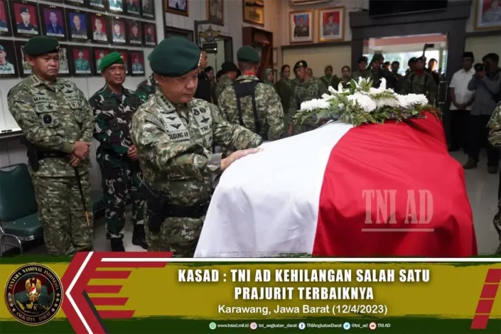 Hadir Beri Penghormatan...