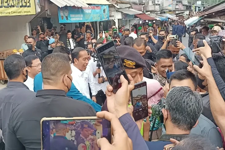 Jokowi Tinjau Pasar...