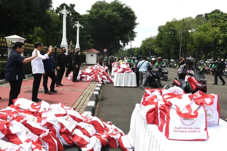 Presiden Jokowi Bagi-bagi...
