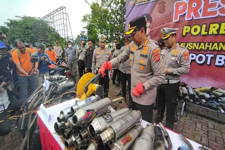 Polres Bogor Musnahkan...