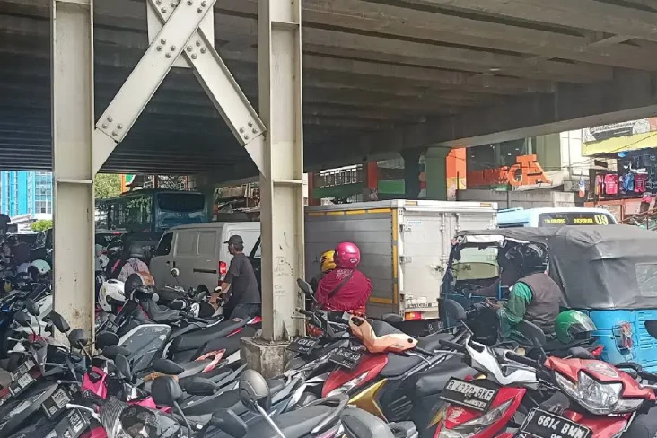 Parkir Liar Patok Tarif...