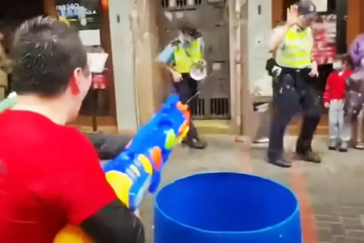Tembakkan Pistol Air...