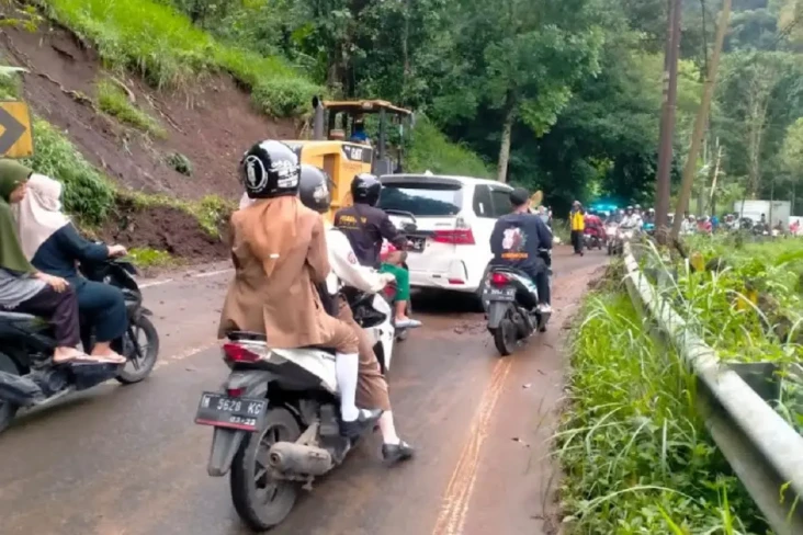 Longsor Susulan, Jalan...