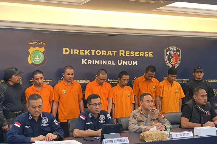 Penampakan 6 Rampok...