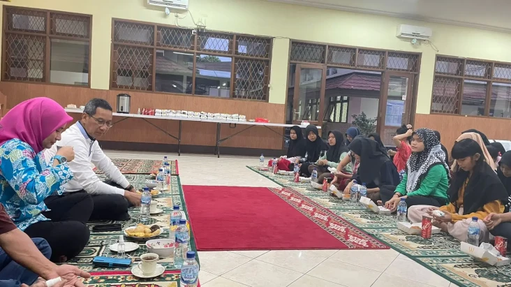 Kunjungi Anak Yatim,...