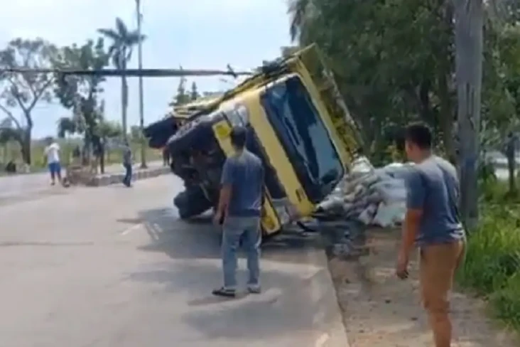 Truk Pengangkut Biji...