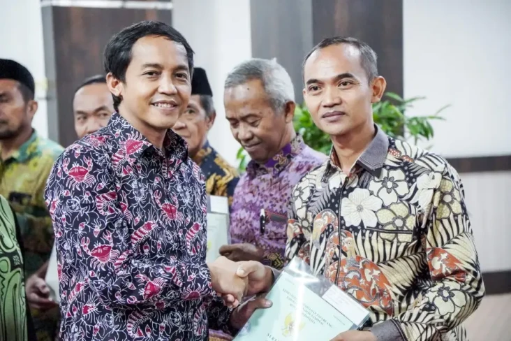 Serahkan Sertifikat...