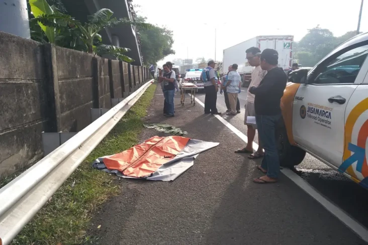 Jatuh dari JPO Tol JORR,...