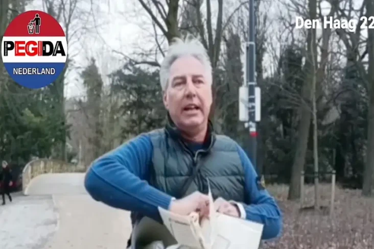 Menghina dan Merobek...