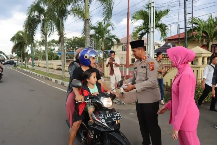 Lebih Dekat dengan Masyarakat,...