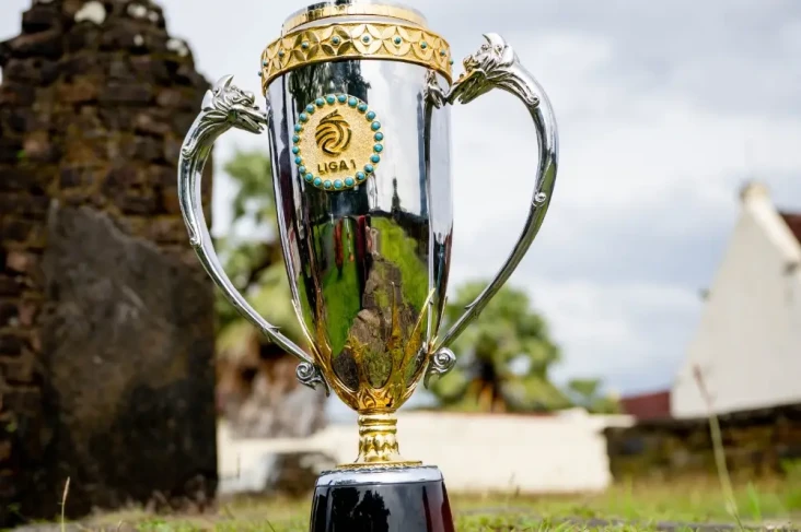 Penampakan Trofi Liga...